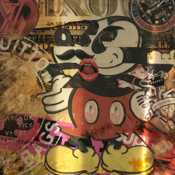 Mickey Cartoon Himbeere im Mund